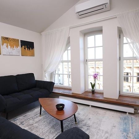 Апартаменты Bright Attic Flat In The Centre Рига Экстерьер фото