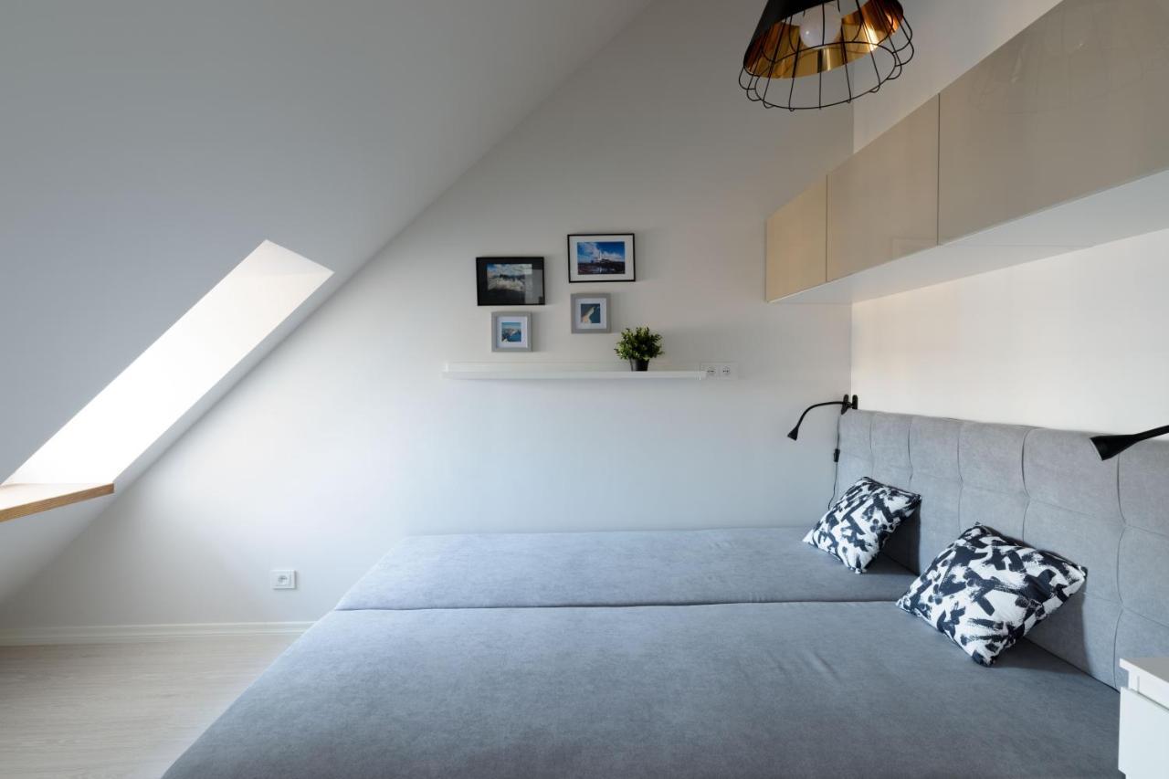 Апартаменты Bright Attic Flat In The Centre Рига Экстерьер фото